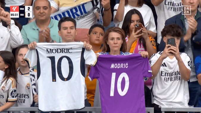 英雄モドリッチの目に涙…久保建英ら両チーム選手が花道→家族や盟友クロースと熱い抱擁「深夜に号泣」「マドリード史上最高の10番」ベルナベウ最終戦で感動セレモニー 3枚目