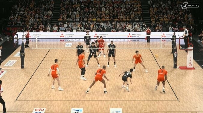 男子バレー、剛腕が意表を突く“ゆる～い”サーブ 普段とのギャップに相手もお手上げノータッチ 3枚目