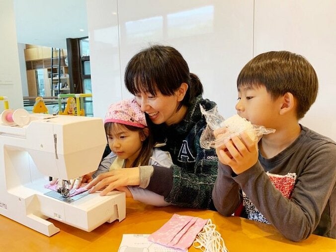 東尾理子、子ども達とミシンでマスク作り「楽しそう」「いいママ」の声 1枚目