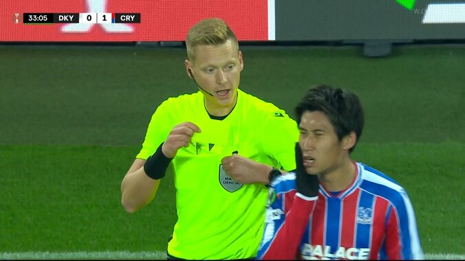 「レッドやろ」鎌田大地、顔面に強烈エルボー直撃「めちゃくちゃ痛そう」空中戦で後方から危険な体当たりを受けた瞬間 3枚目