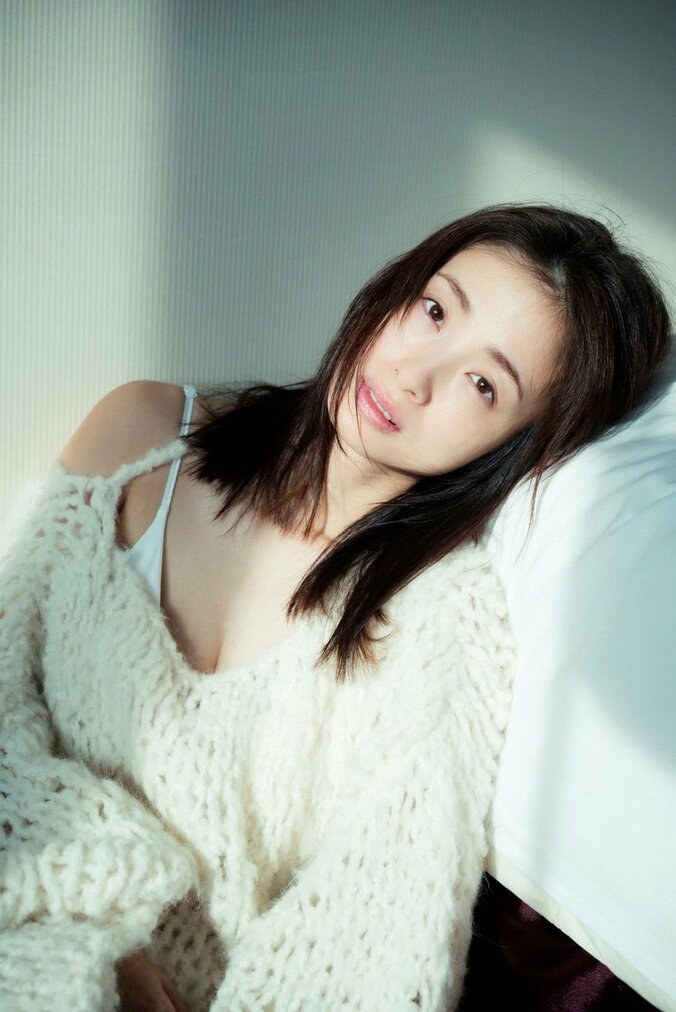 上戸彩、15年ぶり写真集『Midday Reverie』が7月10日発売 かわいさあふれる表情が満載、“覚悟”も詰まった珠玉の1冊 2枚目