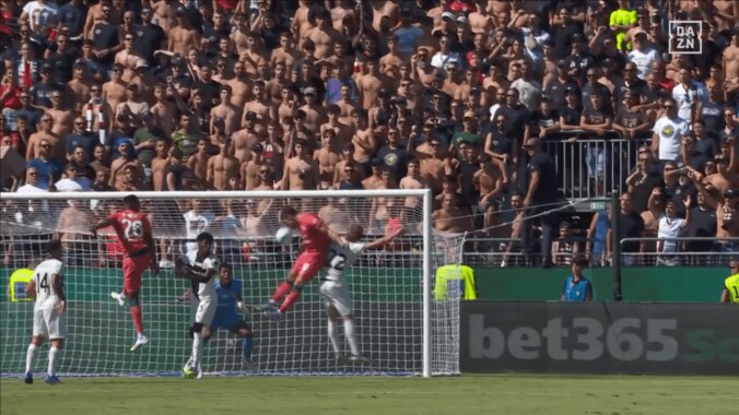 ワースト採点が続出…鈴木彩艶に現地メディアが辛辣「ネガティブな主役だ」「集中してなかった」ミスも絡んで痛恨２失点 3枚目