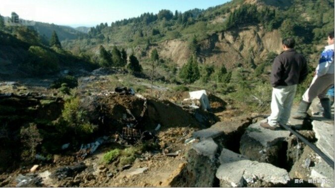 激しい揺れで道路（手前右）が崩落して、谷ができていた　新潟県山古志村（当時）（2004年10月）