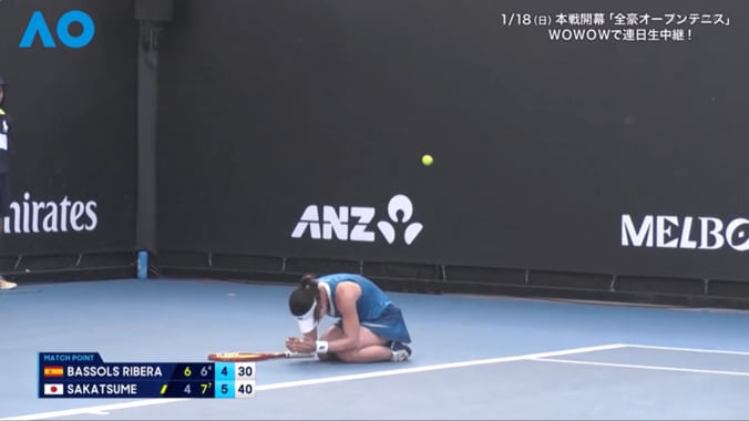 コートにうずくまり肩を震わせ涙する坂詰姫野（1/4）