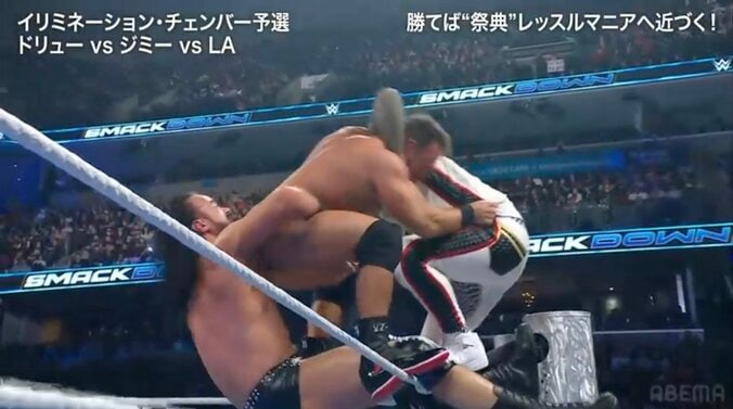 逆さ吊り→強靭な「腹筋」で2人まとめて投げ飛ばす