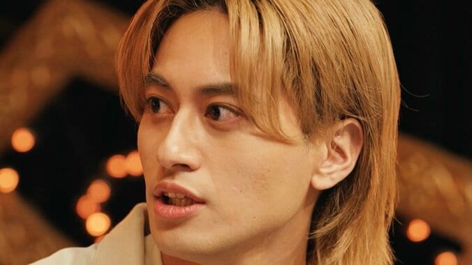 【写真・画像】“洗顔月2回”の人気アイドル、イメチェンカットに共演者感動 視聴者も悶絶「カッコいいよ」「短髪に黒縁メガネ最高すぎ」　1枚目