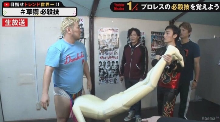 ユーチューバー草なぎ、DDTプロレスに乱入 作戦を授けたのはゲイレスラー・男色ディーノ!