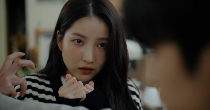 幽霊が見える能力を持つ女性と記憶を失ったイケメン幽霊とのファンタジーラブコメ、iKONのCHAN主演『同居人はイケメン幽霊!?』