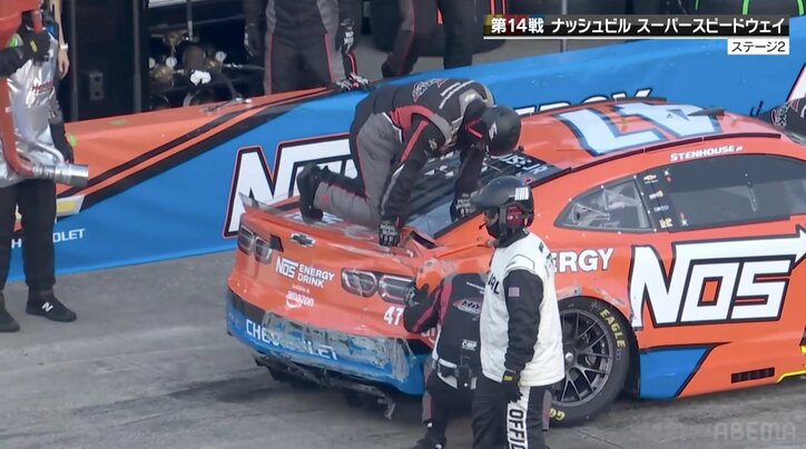 【写真・画像】何やってるんだ！？米レースで珍事…ピットクルーがシボレーに「ニードロップ」 マシン後部に乗っかる「箱車ならでは」の荒療治が話題沸騰！　1枚目