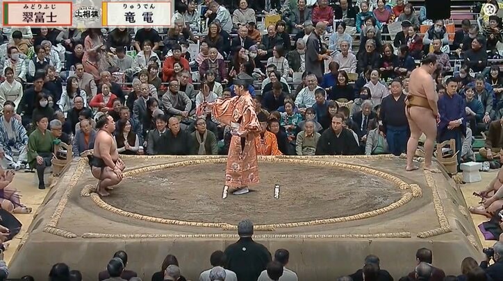【写真・画像】「対比がやばい」関取“最軽量”力士、160キロ超力士と対峙した一幕に驚きの声 「身長174あります？」予想以上の体格差際立つ　1枚目