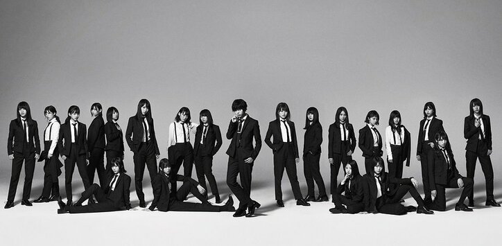 けやき坂46、カラフルな衣装で新曲「それでも歩いてる」MVを美しく彩る