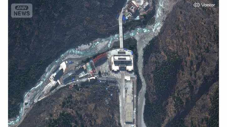 ​中国の国境検問所　土石流は画像左手から襲来したとみられる　画面下が北　2024年4月19日撮影