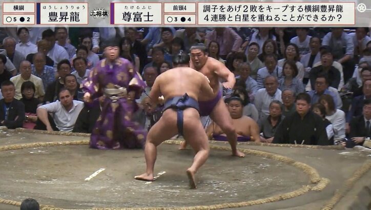 【写真・画像】「行司危ない…！」立ち合い直後、行司が激しく転倒するハプニングにどよめき「え？」「だいじょぶ？」驚きの反応　1枚目