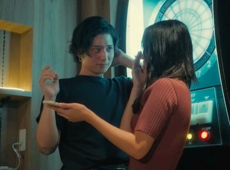 年上彼女がいるにも関わらず27歳美女への想いが止められない…30歳イケメン男性、ダーツバーで体を寄せ合い…急速に惹かれ合う2人