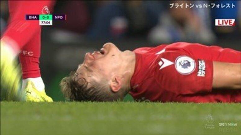 まさに踏んだり蹴ったり…　流血のイングランド人MF、災難続きの“大当たりゲーム”は「金的キック」で悶絶ノックアウト