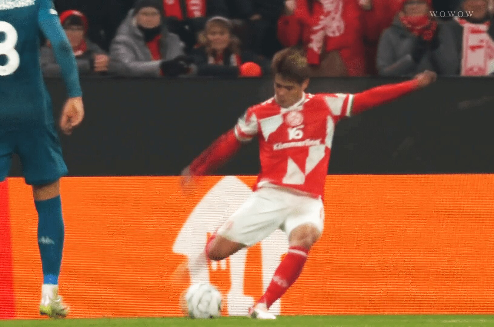 クロスを上げる佐野海舟