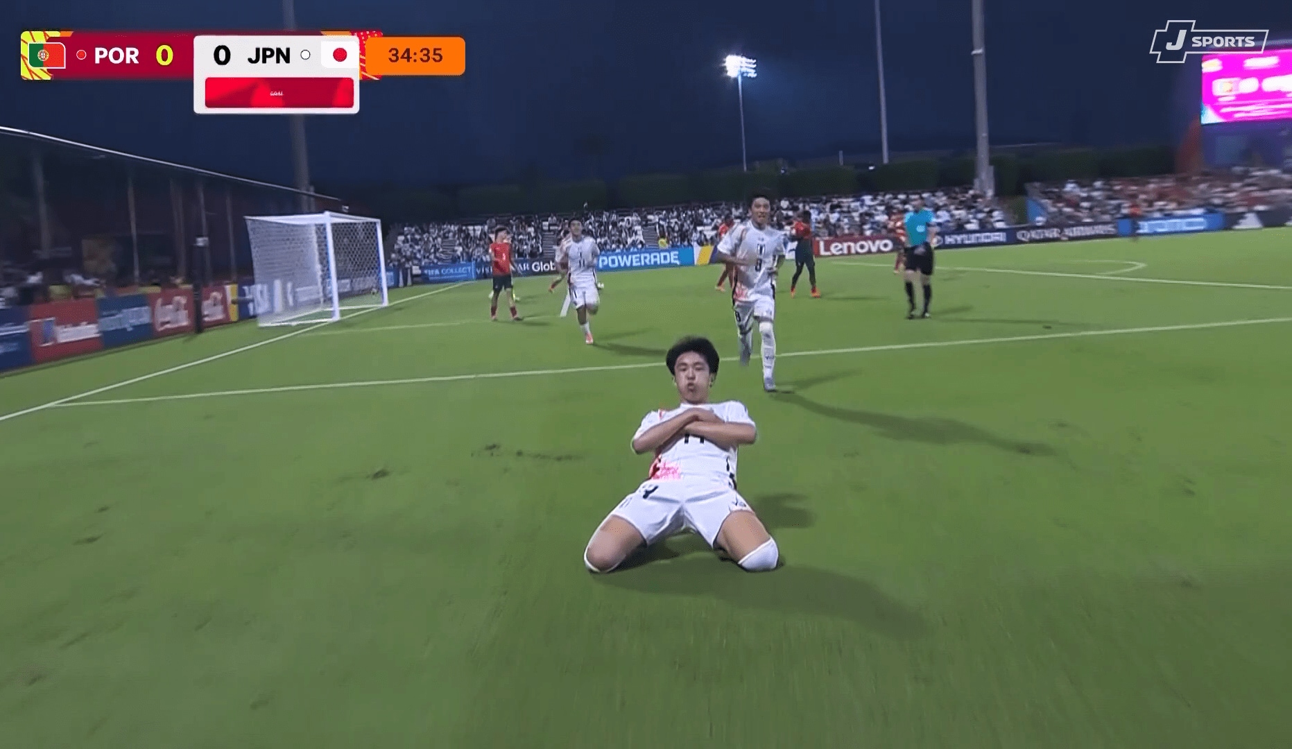 セレブレーションをする和田