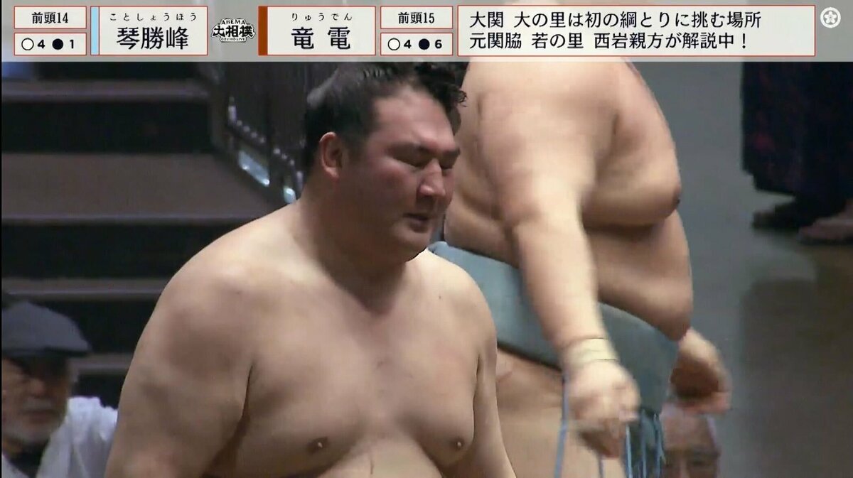 イカツイ土俵 うっかり土俵を割ってしまった力士…