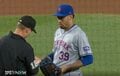 批判殺到！1球も投げず退場… 一体、何が起きた…！？ “粘着物質使用の疑い”で降板の衝撃シーン　メッツ守護神、ツバを吐きベンチに下がる「マジかよ…」「抗議しない？」