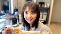 佐々木希　バスローブ姿で地元名物にうっとり