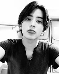 「あざとさの極み」「かっこよすぎませんか？」瀬戸利樹、舌出し自撮りにファン悶絶