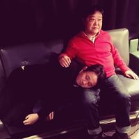 有吉弘行、上島竜兵との“膝枕2ショット”を公開し「2人とも可愛い」「癒される～！」と反響