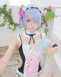 コスプレで“水着回”を表現！人気コスプレイヤー・Yuki亭が「リゼロ」レムの水着メイド姿を披露