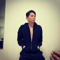 有吉弘行の“米倉涼子風”着こなしに「見えそうで見えない」「刺激強めです」とファン称賛