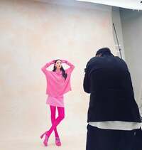 AHN MIKA『全身ピンクのミニスカタイツコーデ』