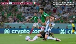 あわや乱闘寸前！ヒジを顔面に食らわす暴力ドリブルで一触即発… 1分半ほど立ち上がれず