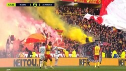 「もはや火事w」南野拓実も困惑…発煙筒の焚きすぎで試合中断となった衝撃シーン！RCランスの熱狂的サポーターにファンも衝撃「なにしてねん」「何も見えない」