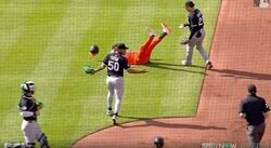 あわや乱闘勃発！ 戻ってタックル？“謎すぎる危険走塁”「そりゃキレる」「当たり屋かな」両軍ベンチ総動員で一触即発の事態に