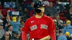 ど真ん中を仕留め損ねた…吉田正尚“首かしげ不満顔” 初球から連続フルスイングも三振で納得いかず