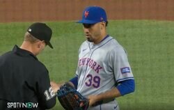 批判殺到！1球も投げず退場… 一体、何が起きた…！？ “粘着物質使用の疑い”で降板の衝撃シーン　メッツ守護神、ツバを吐きベンチに下がる「マジかよ…」「抗議しない？」