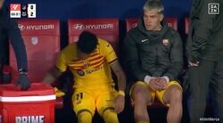 放送禁止レベルの衝撃映像が流れてしまう… 交代にブチギレ！不満爆発でベンチをボコボコにぶん殴る瞬間　放出候補に名前が挙がるバルサFWがイラついた？