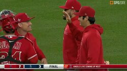 大谷翔平、大活躍のシーズンが終了 監督・仲間と笑顔のハグにファンも感謝の嵐「すげー1年だった！」「楽しい1年をありがとう！」