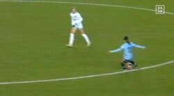 「美しすぎる…」 長谷川唯、ピッチを切り裂く“ピンポイントフィード”炸裂の瞬間「上手すぎ」 マンC日本人コンビの“超連係”にスタジアム騒然