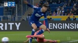 足首を破壊するレベル！「これは痛い…」 場外まで吹っ飛ばされた“2段式スライディングタックル”が炸裂した瞬間 足を折り返して豪快に刈り取る危険プレー