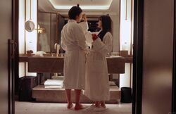 芸能人夫婦、バスローブ姿でお互い近づき…高級ホテルで一夜過ごす『私たち結婚しました 5』4話