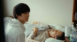 「先生、僕の代わりにおじいちゃんのおむつ変えれます？」学校に通えないヤングケアラーの切実な問いが胸に突き刺さる 『覆面D』が切り込む社会問題