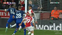 「崩壊してる」首位陥落のアーセナル、クリアミスからのドタバタ失点劇が話題に　SNSではファンからも辛辣な声「声かけすれば防げた」