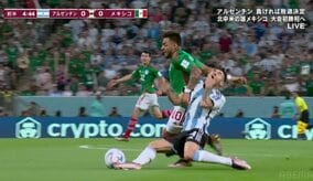 あわや乱闘寸前！ヒジを顔面に食らわす暴力ドリブルで一触即発… 1分半ほど立ち上がれず