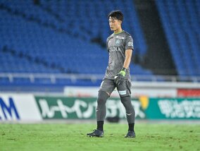 「人として素敵」「谷君推せるわ～」湘南GK谷晃生が相手選手の負傷時に「これぞフェアプレー精神」の行動で称賛の嵐！ GKグローブを使った“優しさと機転”