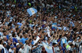 カタールW杯でサポーター同士が乱闘…流血のアルゼンチンサポはユニが血まみれに