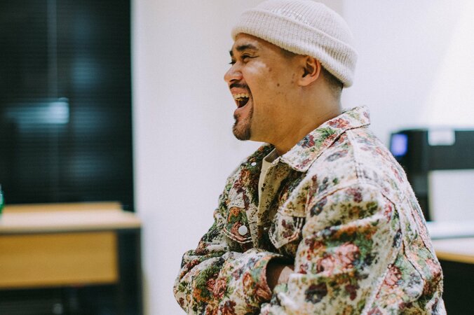 「“ラップやめようかな”とも思った」CHICO CARLITOが語る新作『Sandra's Son』。沖縄、家族、仲間、音楽、言霊が詰まったNEW ALBUMを携えて、“受け取る側より与える側”への再出発。 15枚目