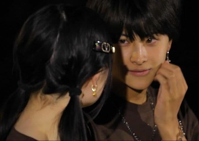 SNSで大人気のカップルが付き合って1年…キス＆ハグでラブラブ全開「30日中28日会ってるね」 4枚目