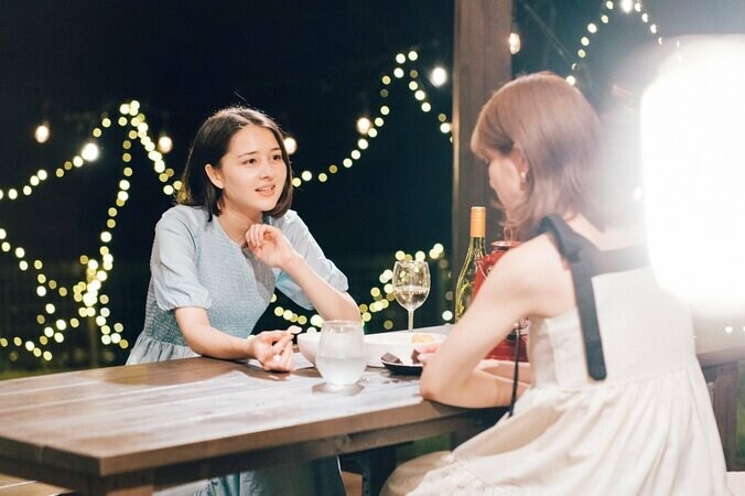 失恋した女優2人、サシ飲みで恋愛暴露トーク「嫉妬するよね」「何？その愛おしそうな目って」『ドラ恋～Kissing the tears away～』 5枚目