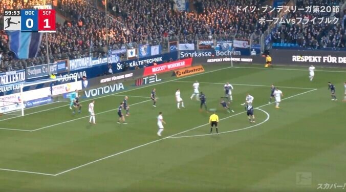 【写真・画像】スタジアム騒然！ 怪物FW、片手でDFを吹き飛ばす→“パワフルヘッド”炸裂の瞬間「エグい」 現代最高ストライカーの驚異的な一発　1枚目