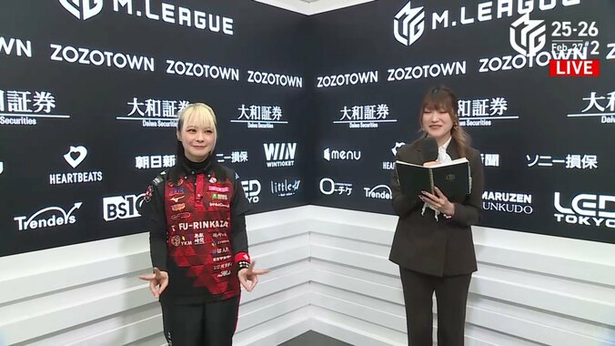 こっそりダブルピースする亜樹