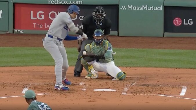 【写真・画像】何が起きた？ 大谷翔平、ホーム前で“まさかの行動”「すごいな…」予想外の“生還シーン”が話題に「ただの聖人か」「人間性もMVP」　1枚目